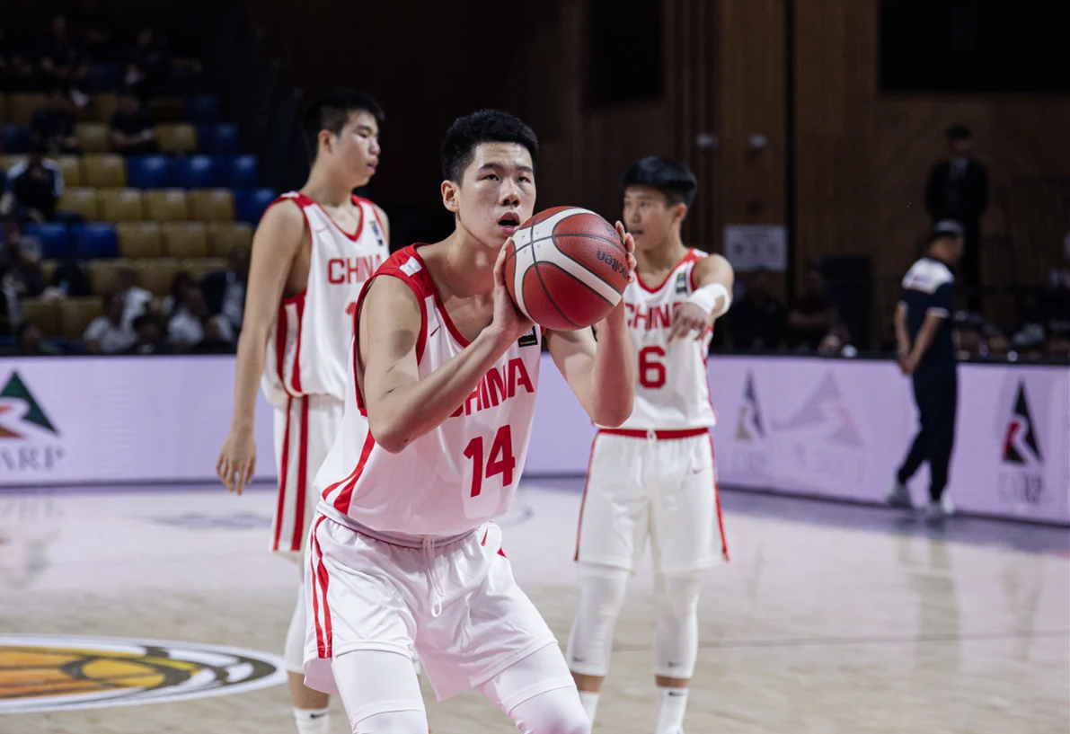 轰21+20!中国男篮又一15岁2米08新星崛起:两双机器冲击奖牌